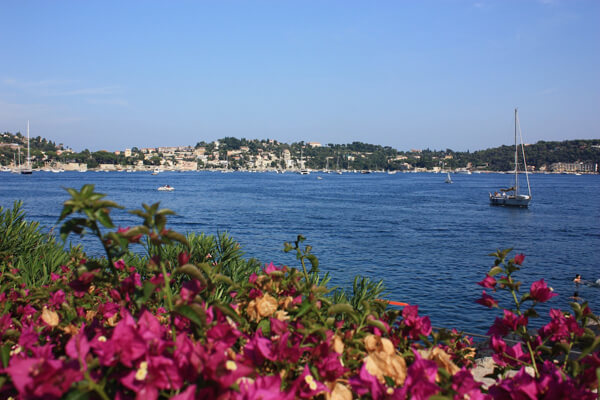 Flowers and views of the Mediterranean in Villefranche