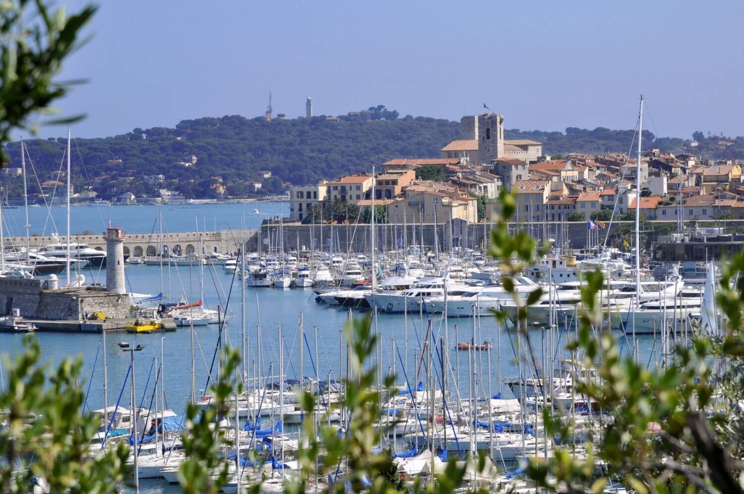 Read more about the article Antibes Yacht Charter