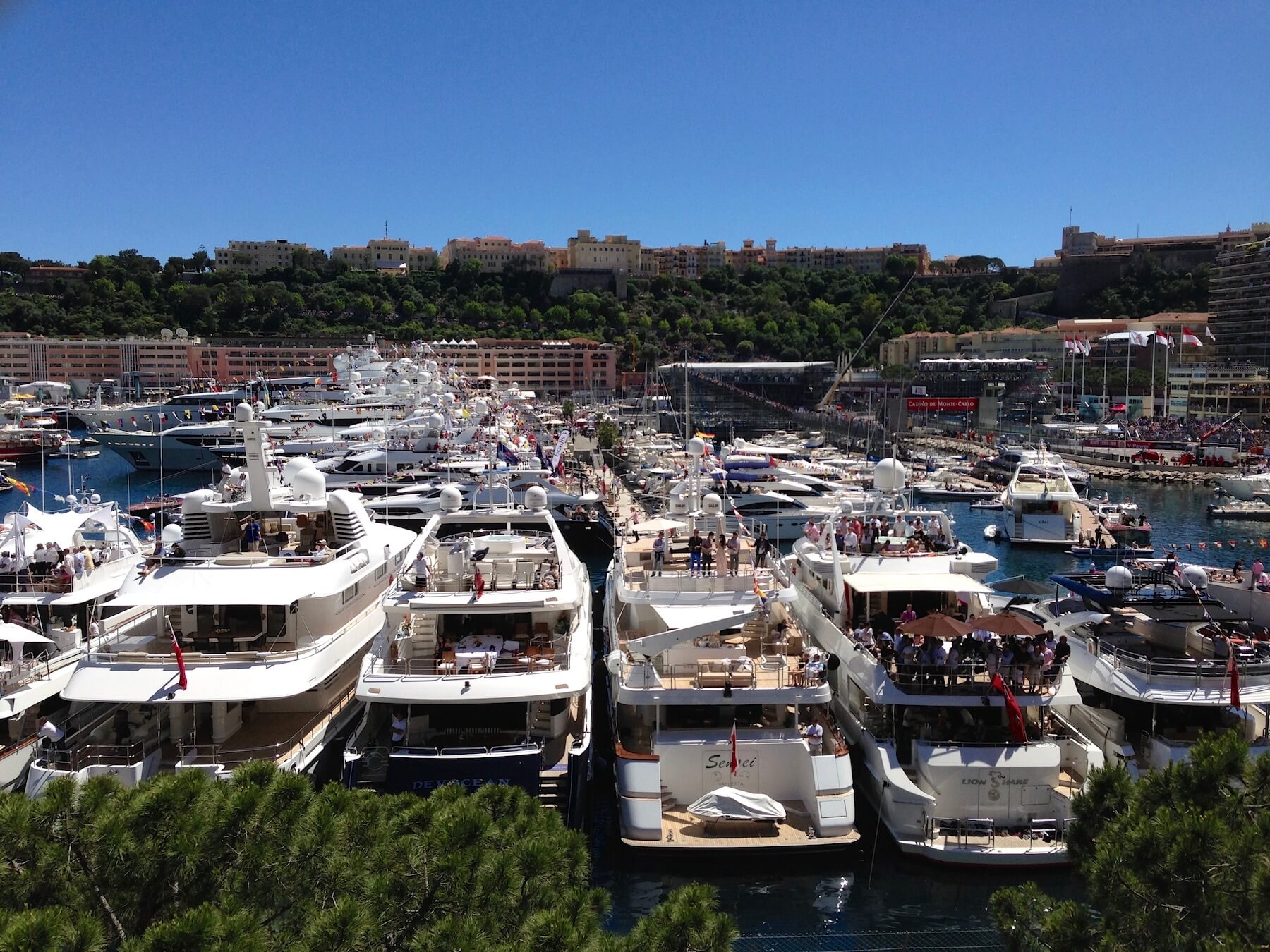 Read more about the article Six Great Reasons To Charter A Luxury Yacht in Monaco