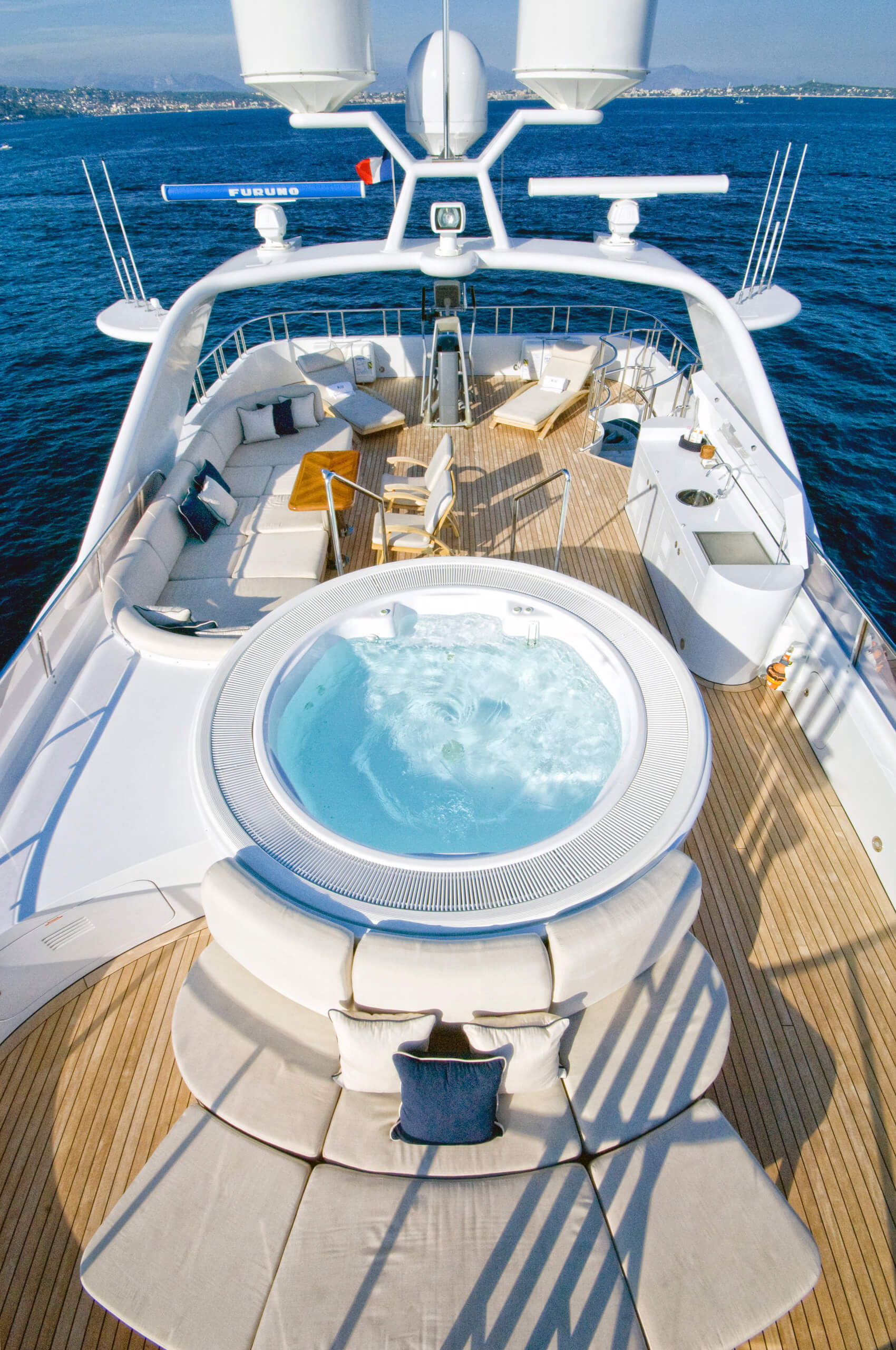 KIJO yacht the jacuzzi from above