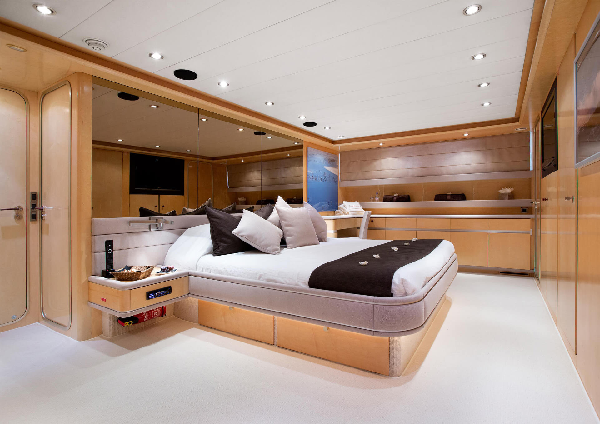 SUNLINER X yacht the master cabin alternate view