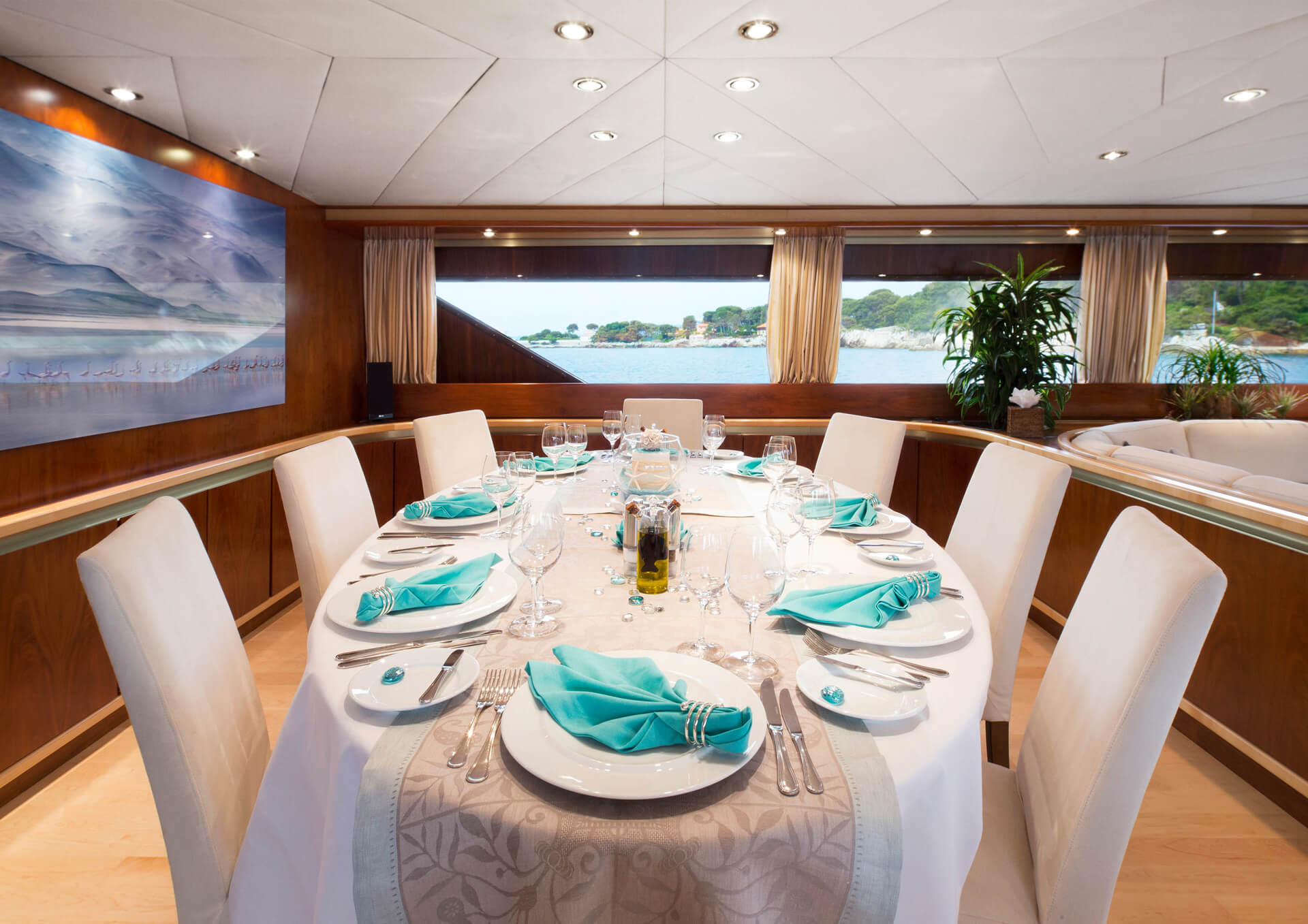 SUNLINER X yacht the dining table